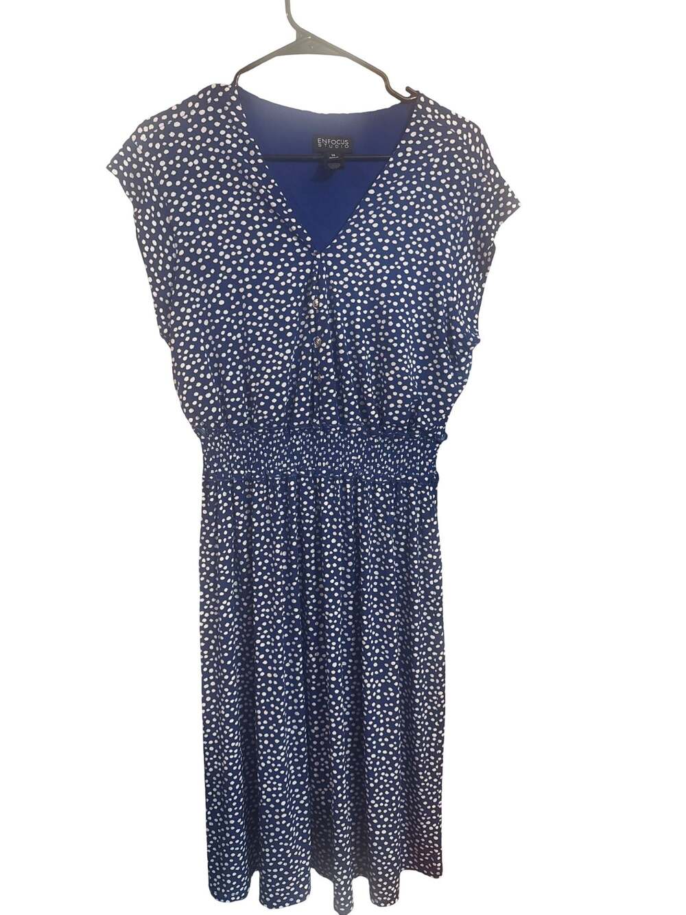 Enfocus Studio Women's Navy Blue and White Polka Dot V-Neck Smocked Waist Midi D